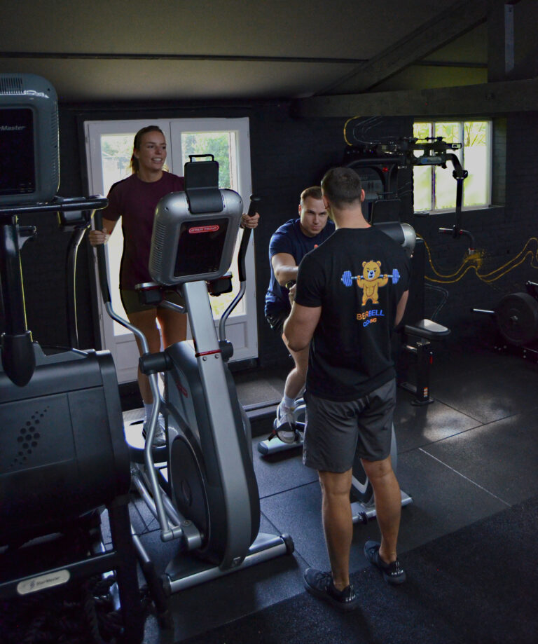 Cardio voor krachtsporters: Vernielt het je gains of is het de ontbrekende schakel?